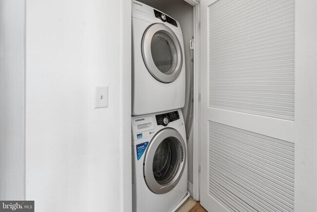 Building Photo - 520 John Carlyle St