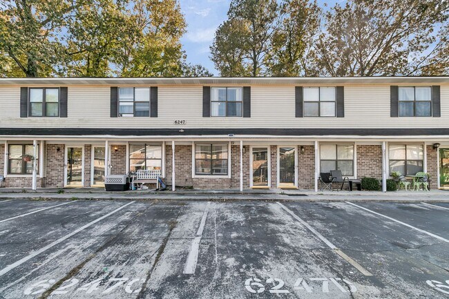 Building Photo - Fully Renovated 2 Bedroom Townhome in a Co...