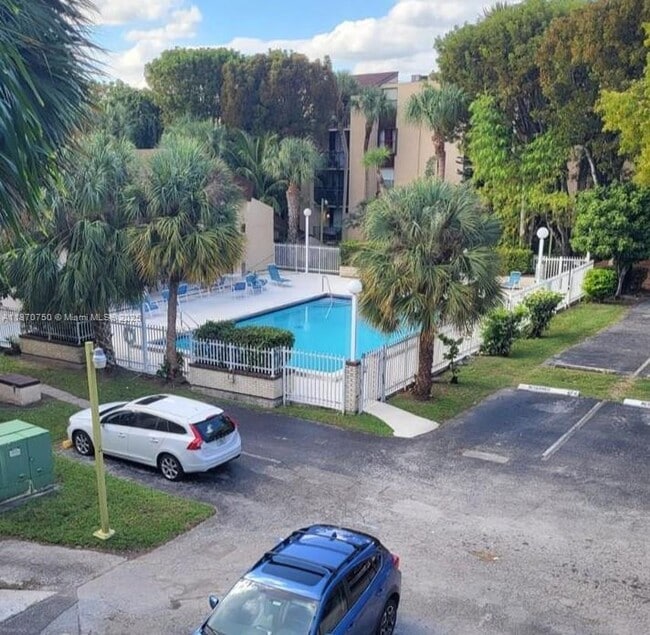 Building Photo - 14311 N Kendall Dr