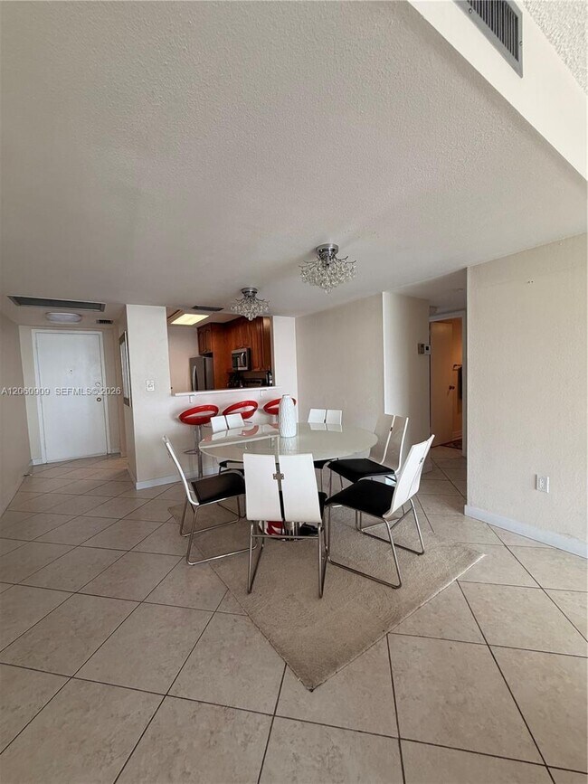 Building Photo - 3375 N Country Club Dr
