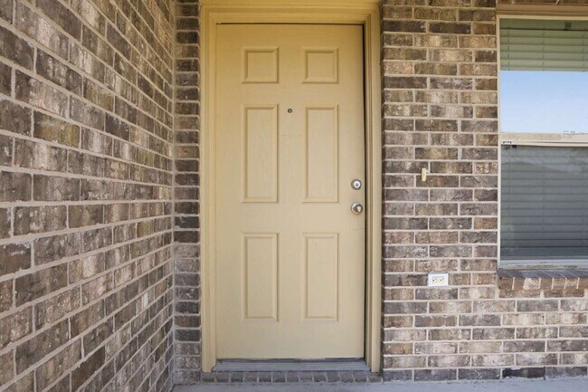 Building Photo - "Spacious 3-Bedroom Duplex with Granite Elegance in Prime Killeen Location!"