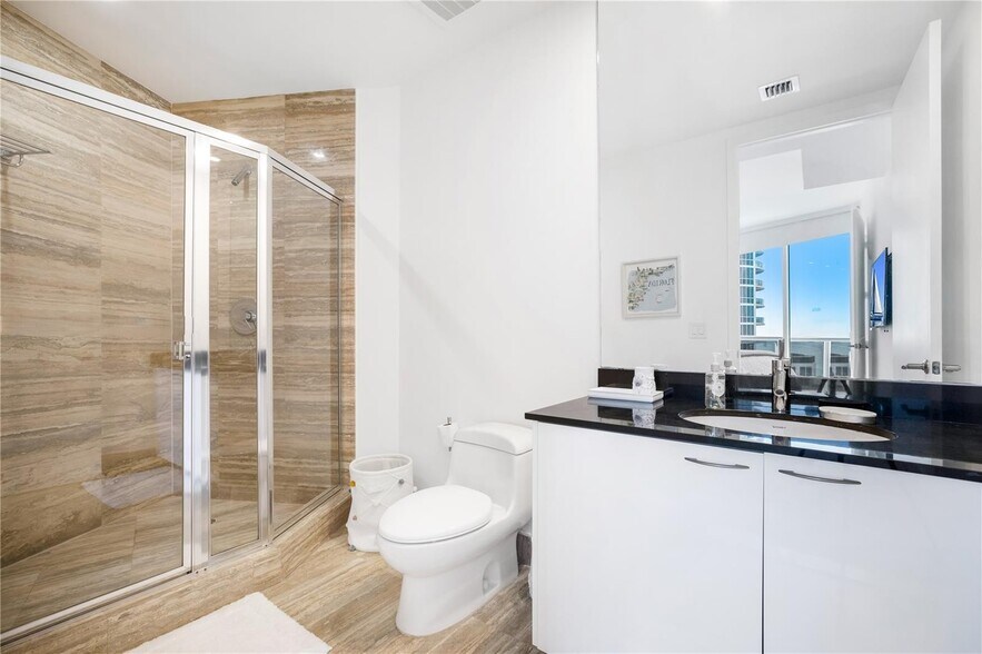 Building Photo - 15901 Collins Ave
