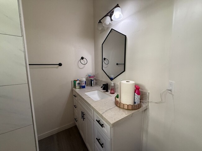 Building Photo - 4 Bed/2 Bath on Mary Lane! (Lease out, pen...