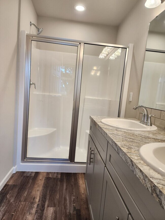 Building Photo - 15603 View Dr Ct SE