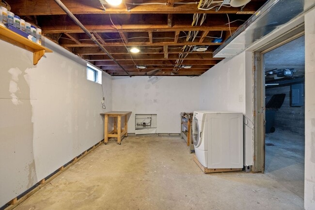 Building Photo - COLLEGE HILL-BEAUTIFULLY MAINTAINED 3 BEDR...
