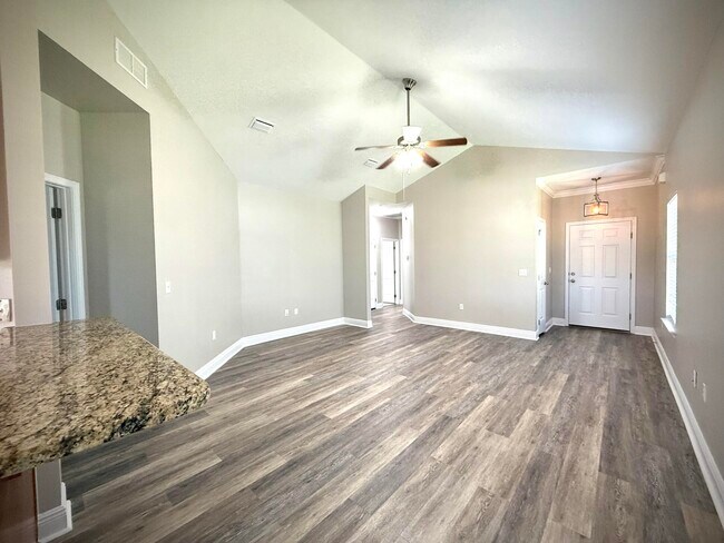 Building Photo - 399 Pin Oak Loop