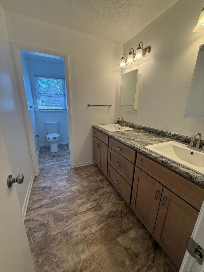 Building Photo - 104-104 N Birchwood Dr