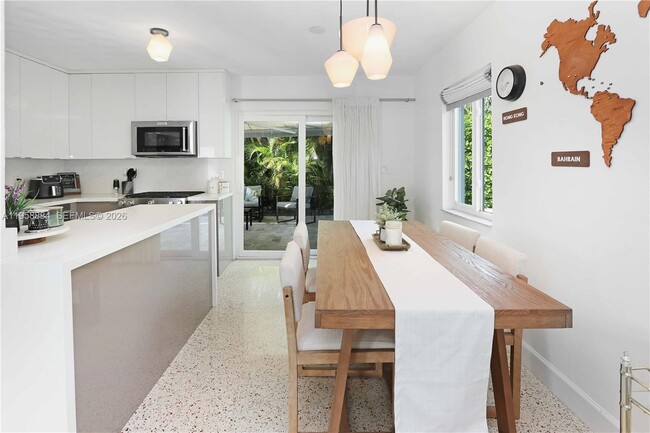 Building Photo - 930 N 11th Ct