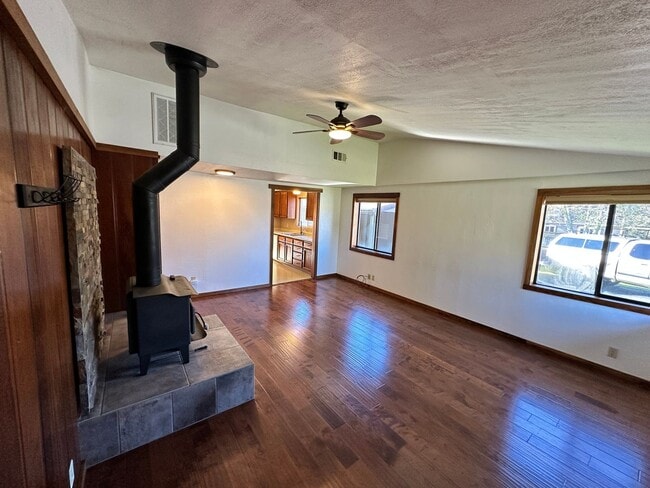 Building Photo - Sunny Fieldbrook 2 Bedroom House – Cat Friendly