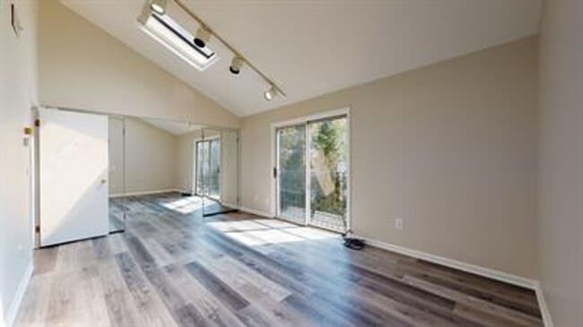 Building Photo - 2 Bedroom 2.5 Bath Townhouse