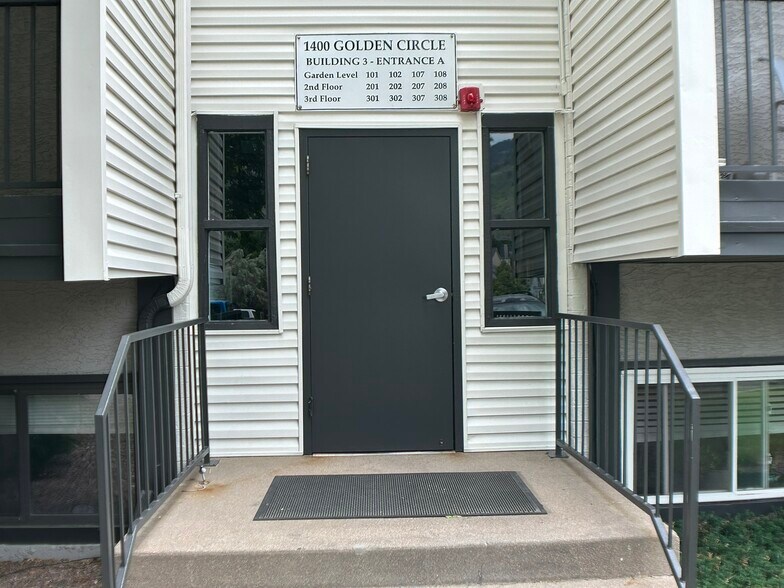 Building Photo - 1400 Golden Cir
