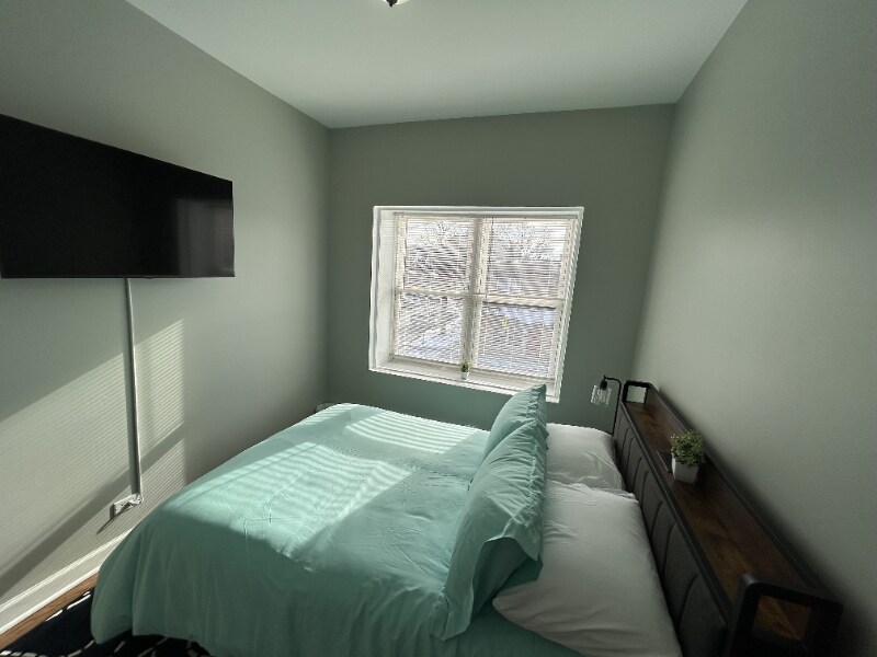 Building Photo - 3034 W Montrose Ave