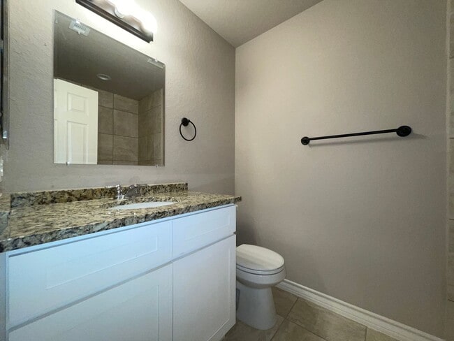 Building Photo - Town home for rent