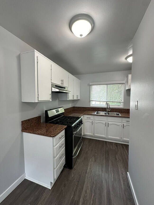 Interior Photo - 124 E 12th St