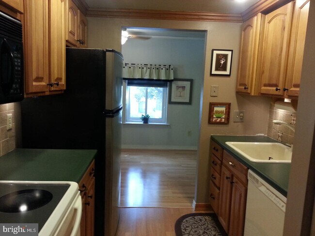 Building Photo - 201 Village Walk