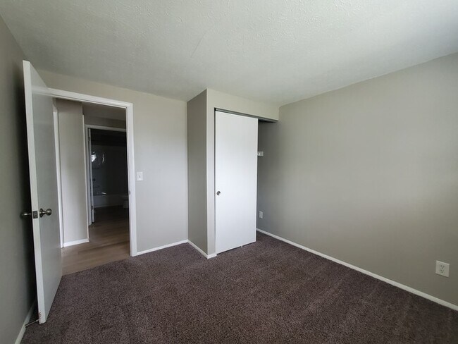 Building Photo - 3760 Ardath Rd