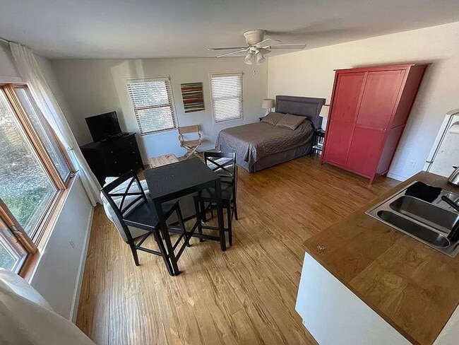 Building Photo - 4 bed/3bath-University Elementary School/I...