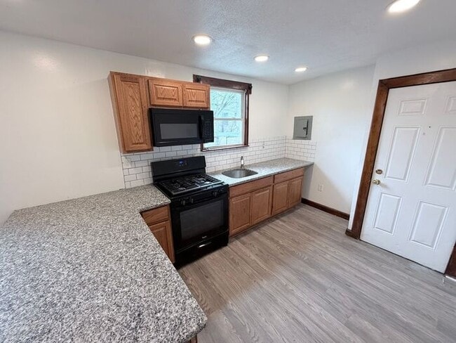 Building Photo - Perfect location, private . Clean , modernized and bright