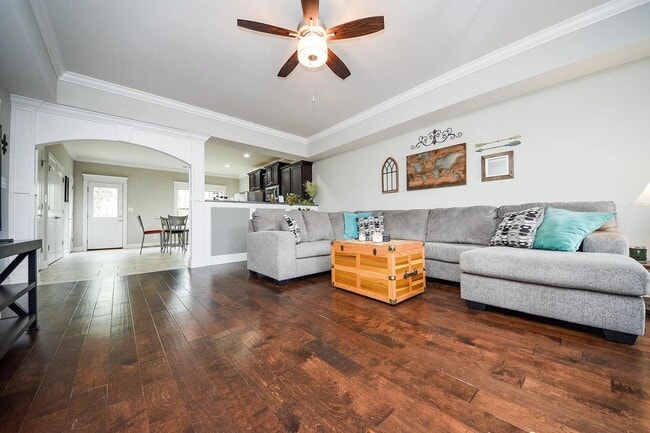 Building Photo - BEAUTIFUL TOWNHOME- SHOWING BY APPOINTMENT ONLY