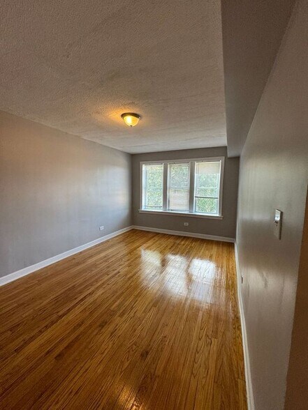 Building Photo - 1127 E 81st St