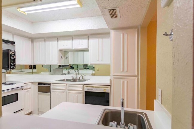 Building Photo - 817 W Rochelle Rd