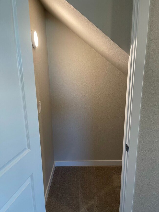 Building Photo - 4 bedroom 2 bath large loft area upstairs / All bedrooms downstairs