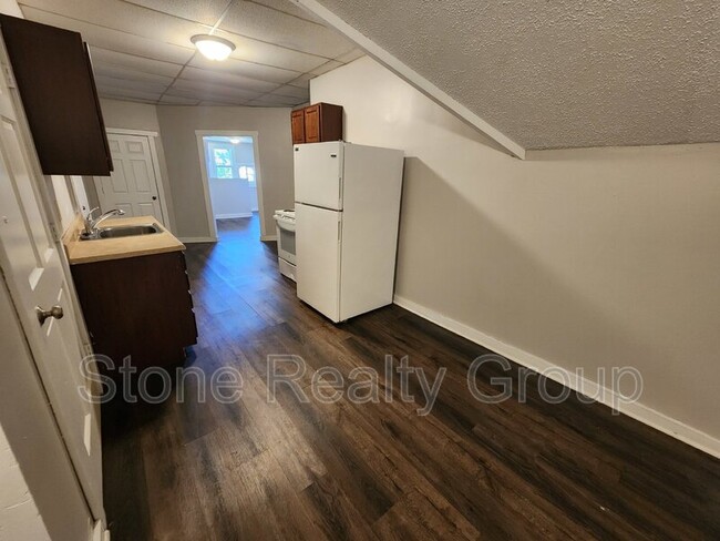 Building Photo - 610 S 5th St