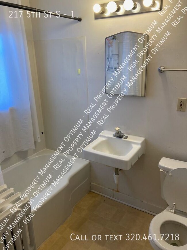 Building Photo - 1 Bedroom 1 Bath Apartment Available Now -...