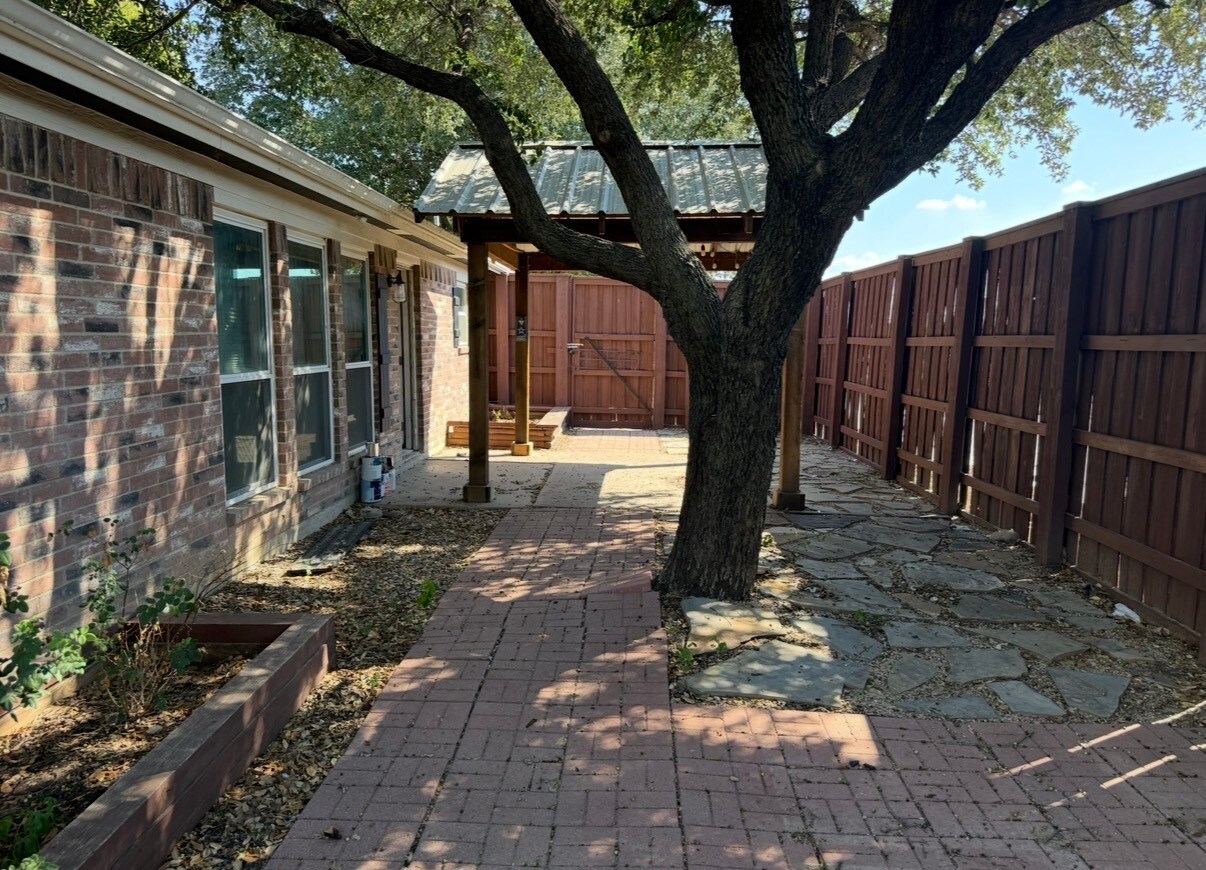 Building Photo - 6301 Glen Knoll Dr