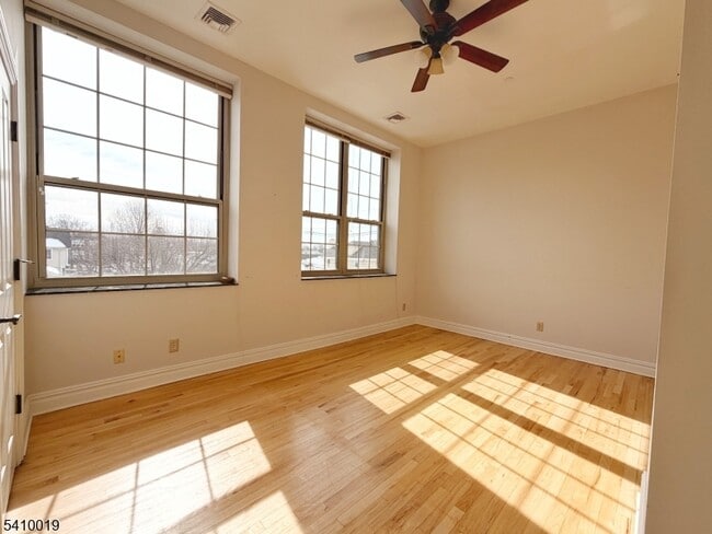 Building Photo - 33 Forest Ave