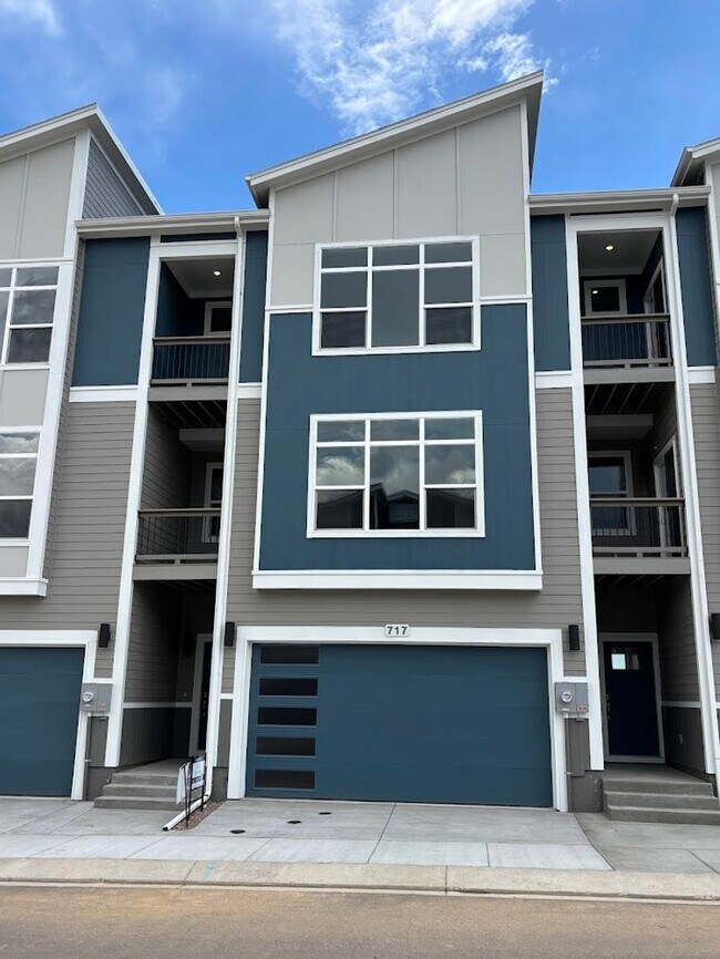 Building Photo - Luxury 4 Bed Townhome for Rent | Mountain Views, Central Location & Modern Design
