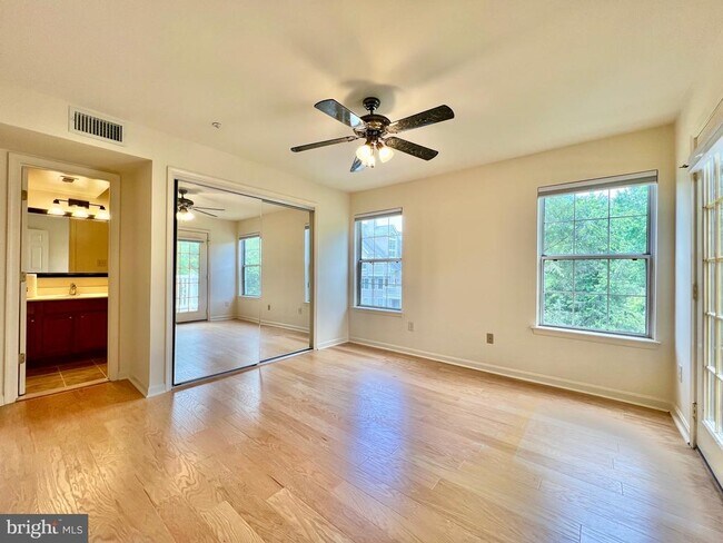 Building Photo - 927 Hillside Lake Terrace