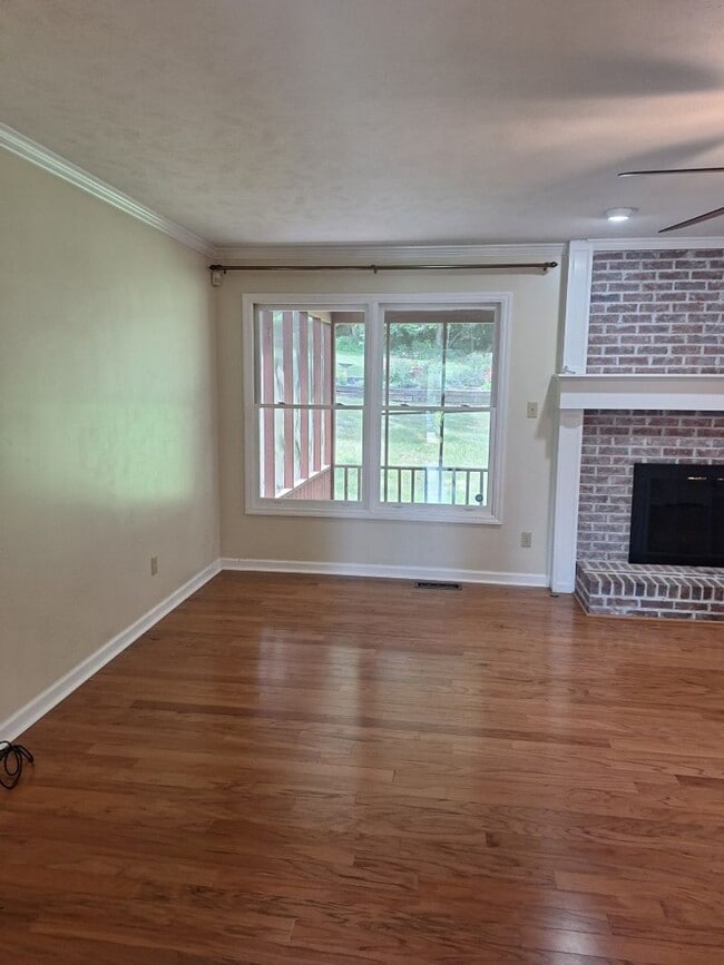 Building Photo - 4bd/3 bath located in desirable neighbor in Fox Den Subdivision in West Knoxville