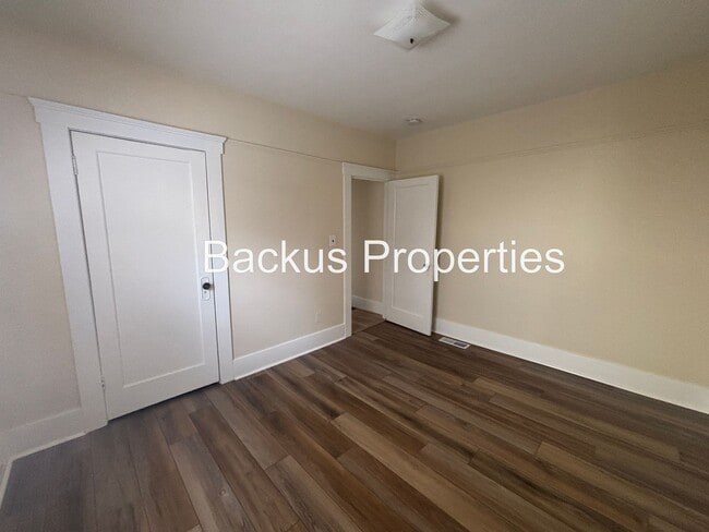 Building Photo - Three bedroom cottage less tha two blocks ...