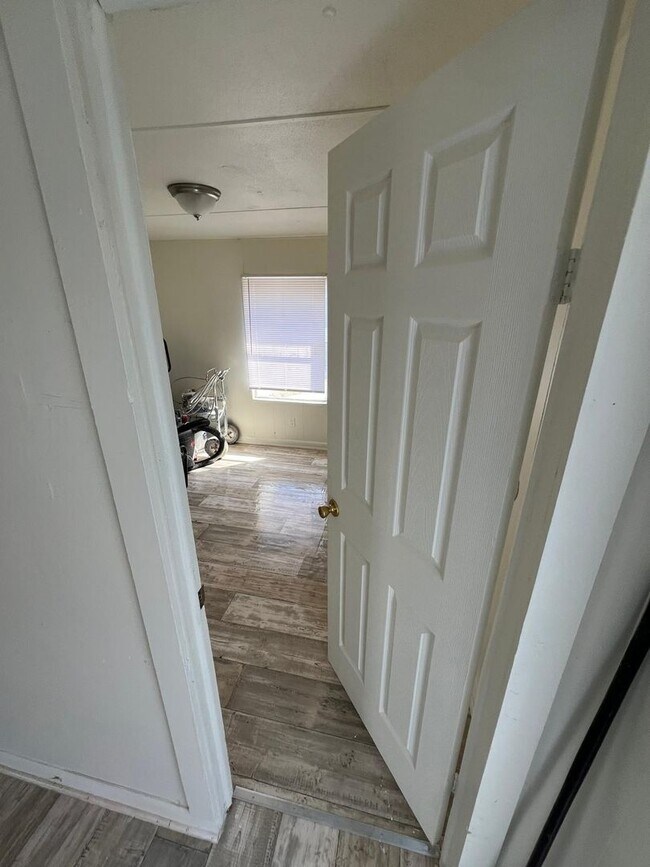 Building Photo - Renovated 2-Bed, 1-Bath Mobile Home