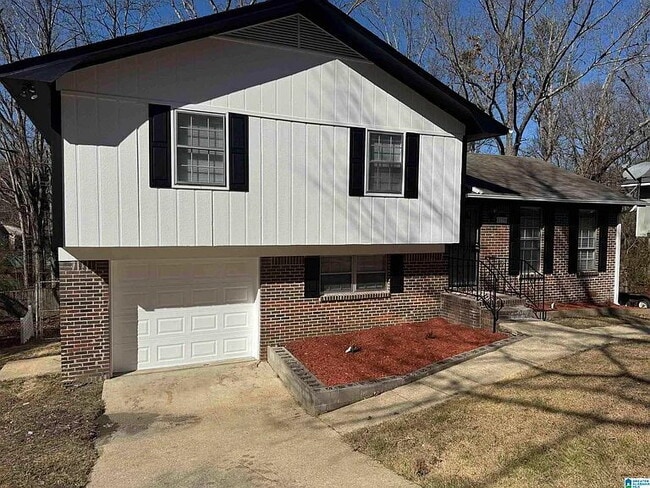 Building Photo - Charming 3-Bed Home with 2 Full Baths and ...