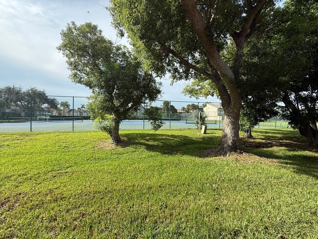 Building Photo - Serene Living at Townhomes of Lake Seminole 2/1.5 - 2 story condo