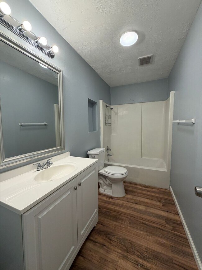Building Photo - Spacious, 2 story townhouse