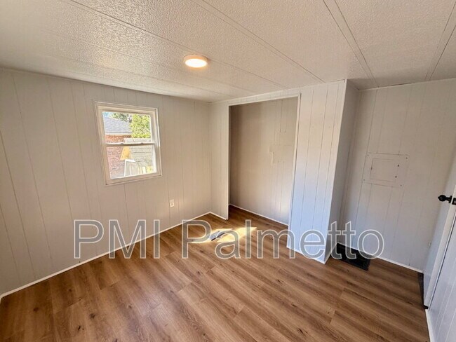 Building Photo - 3911 Persimmon St