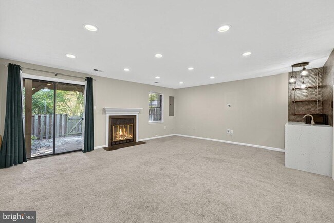 Building Photo - 8605 Western Oak Dr