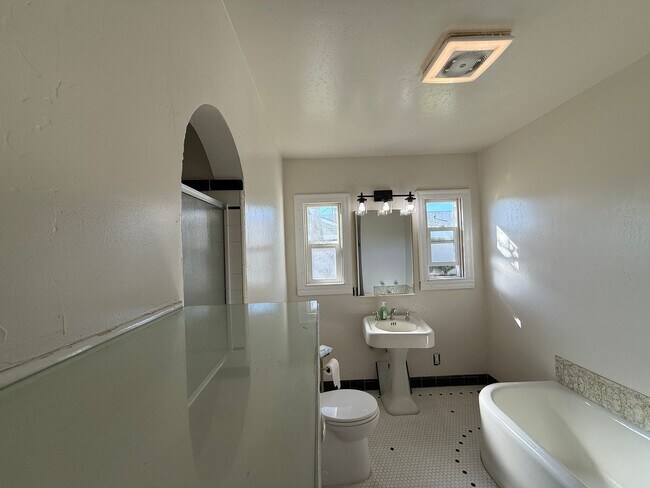 Building Photo - 3 Bedroom, 2 Bathroom charming Craftsman Style Home nestled in the heart of Tulare, CA