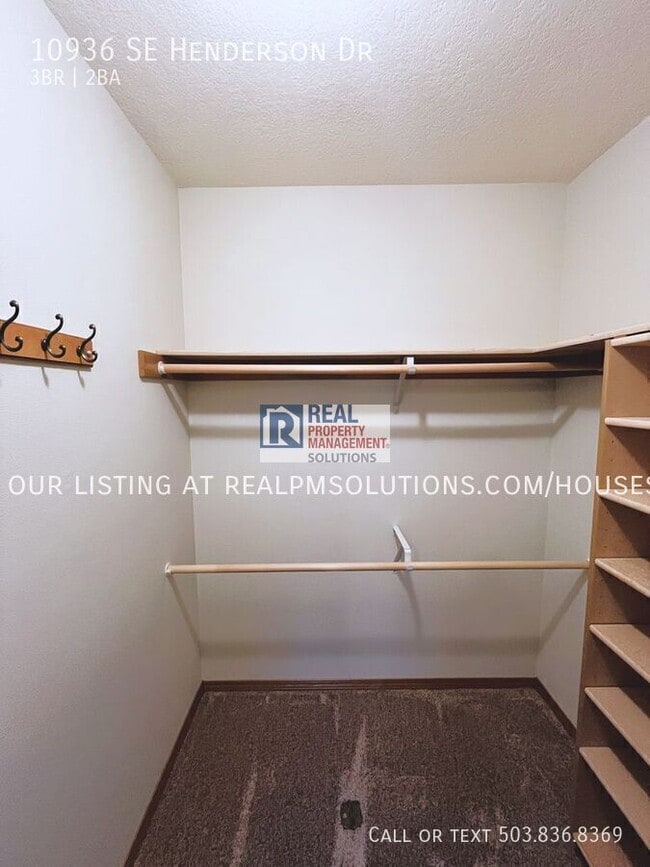 Building Photo - 10936 SE Henderson Dr