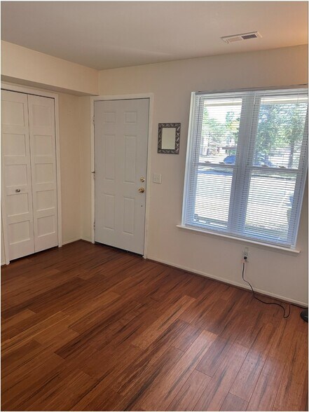 Building Photo - 1642 Emerson Cir