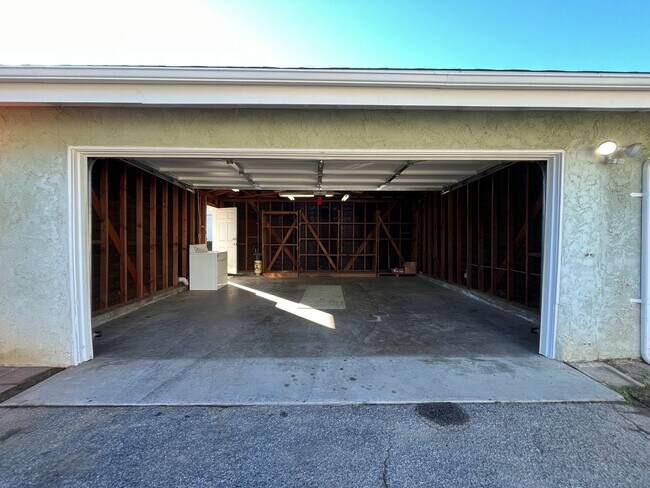 Building Photo - MOVE IN READY 3+2 home in Northridge w/RV access, appliances included + central HVAC!