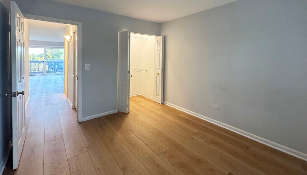 Building Photo - 995 S Ct of Shorewood