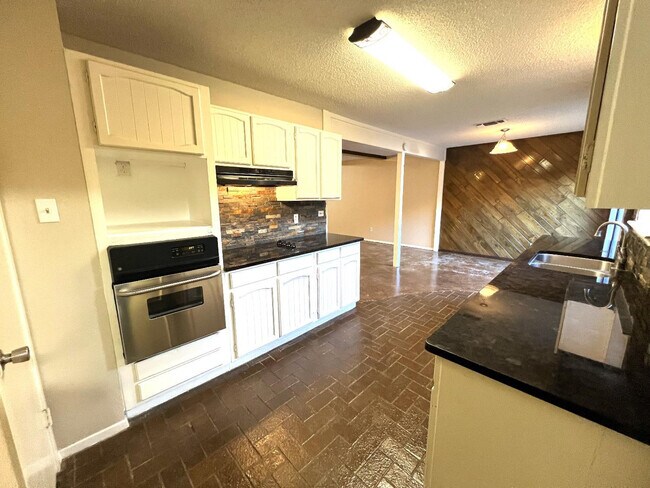 Building Photo - 8633 Knoxville Dr