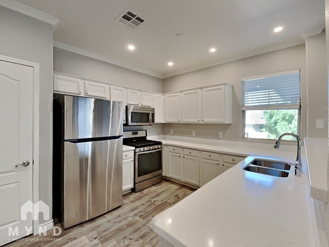 Building Photo - 900 Domnus Ln