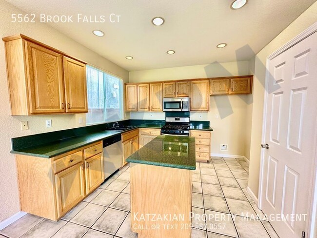 Building Photo - Gated 3-Bedroom, 2.5-Bath, 2-Story Brooksi...