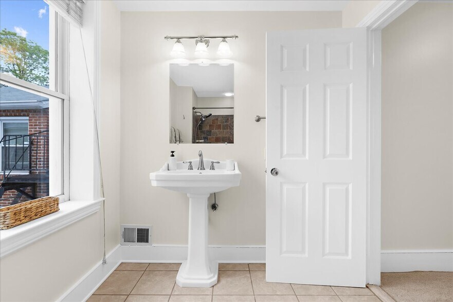 Building Photo - 656 Washington Blvd