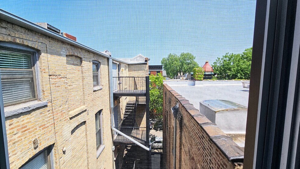 Building Photo - 939 W Armitage Ave